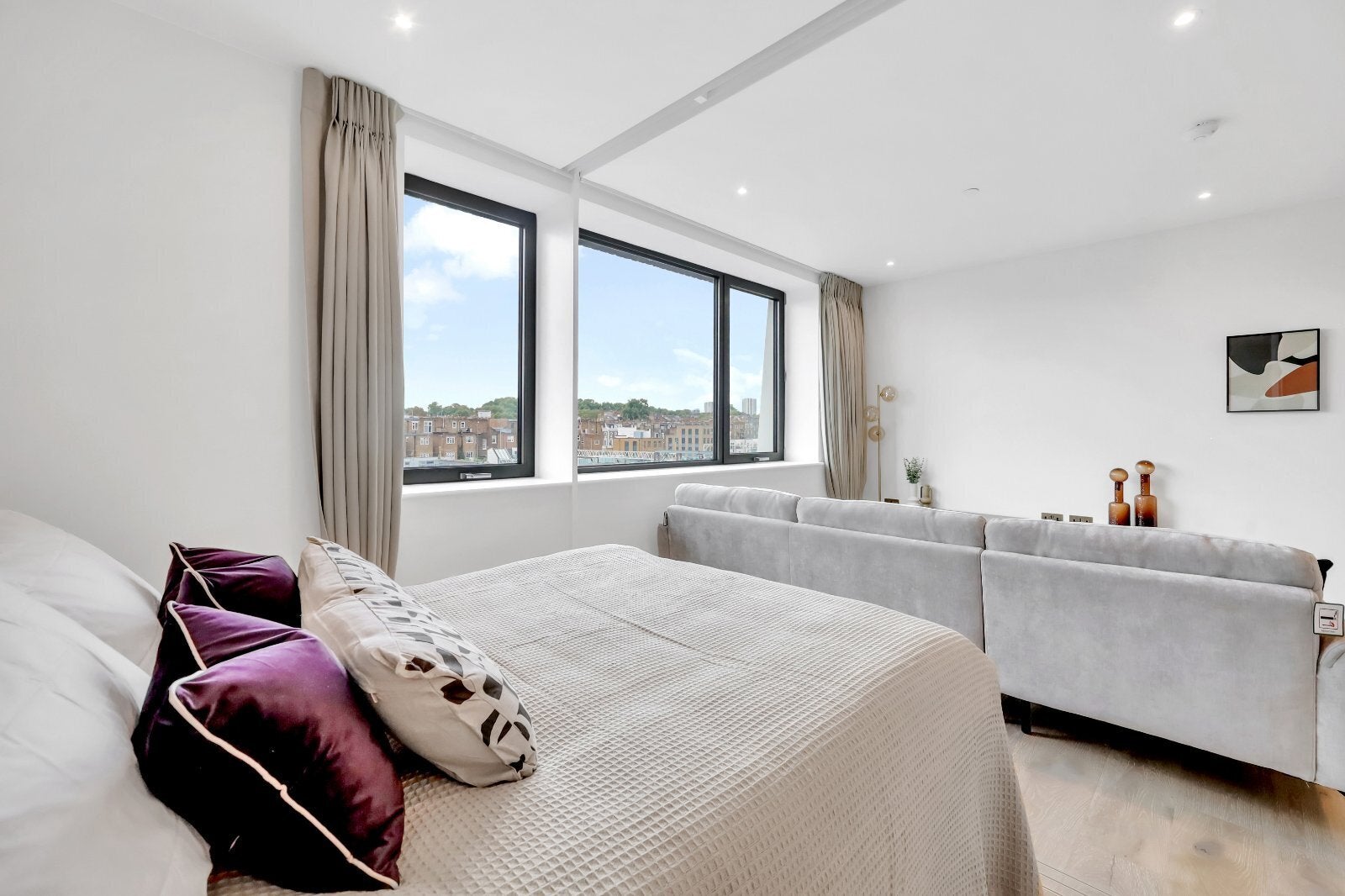 Flat Chalk Farm Road in Greater London
