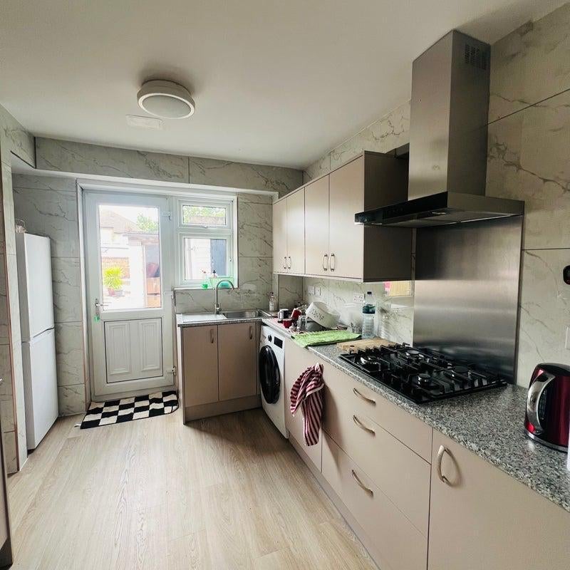 Room Borthwick Road in Greater London