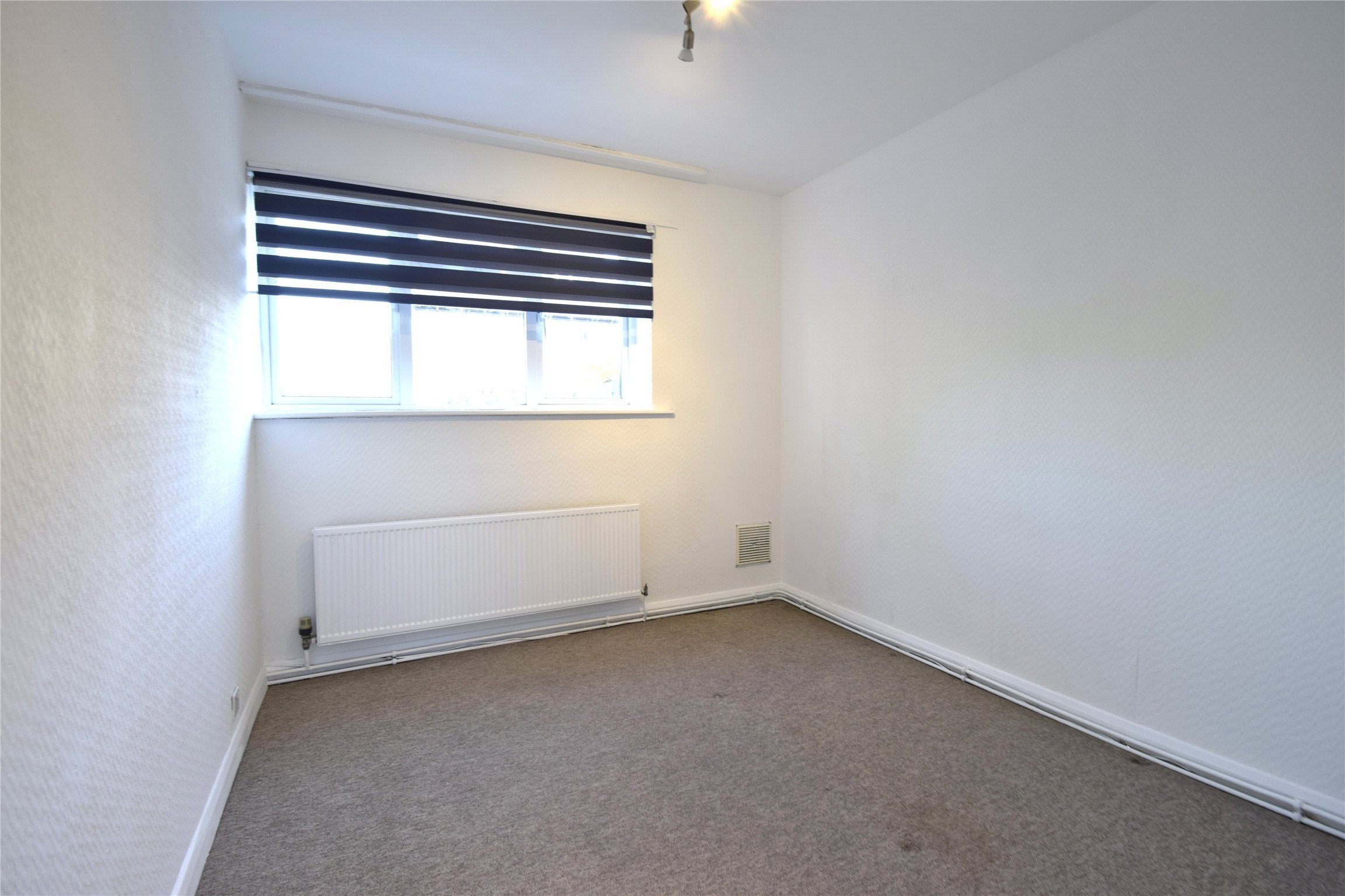 Flat Kenton Road in Greater London