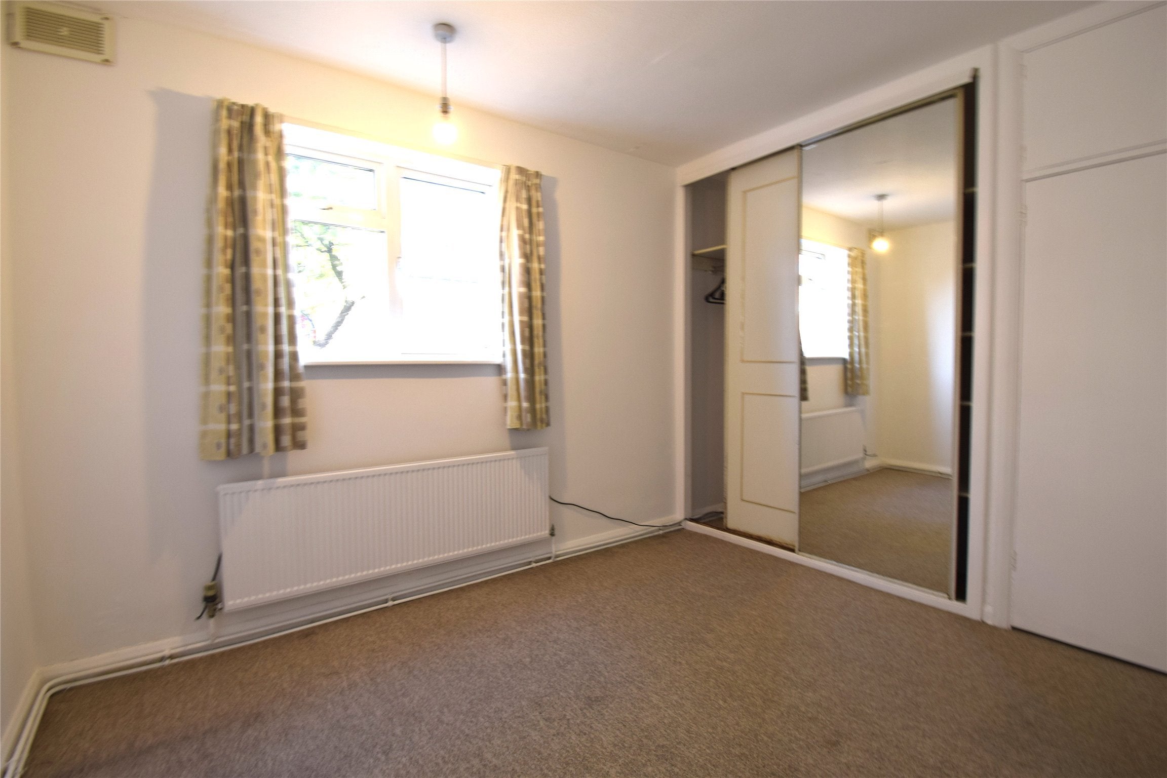 Flat Kenton Road in Greater London