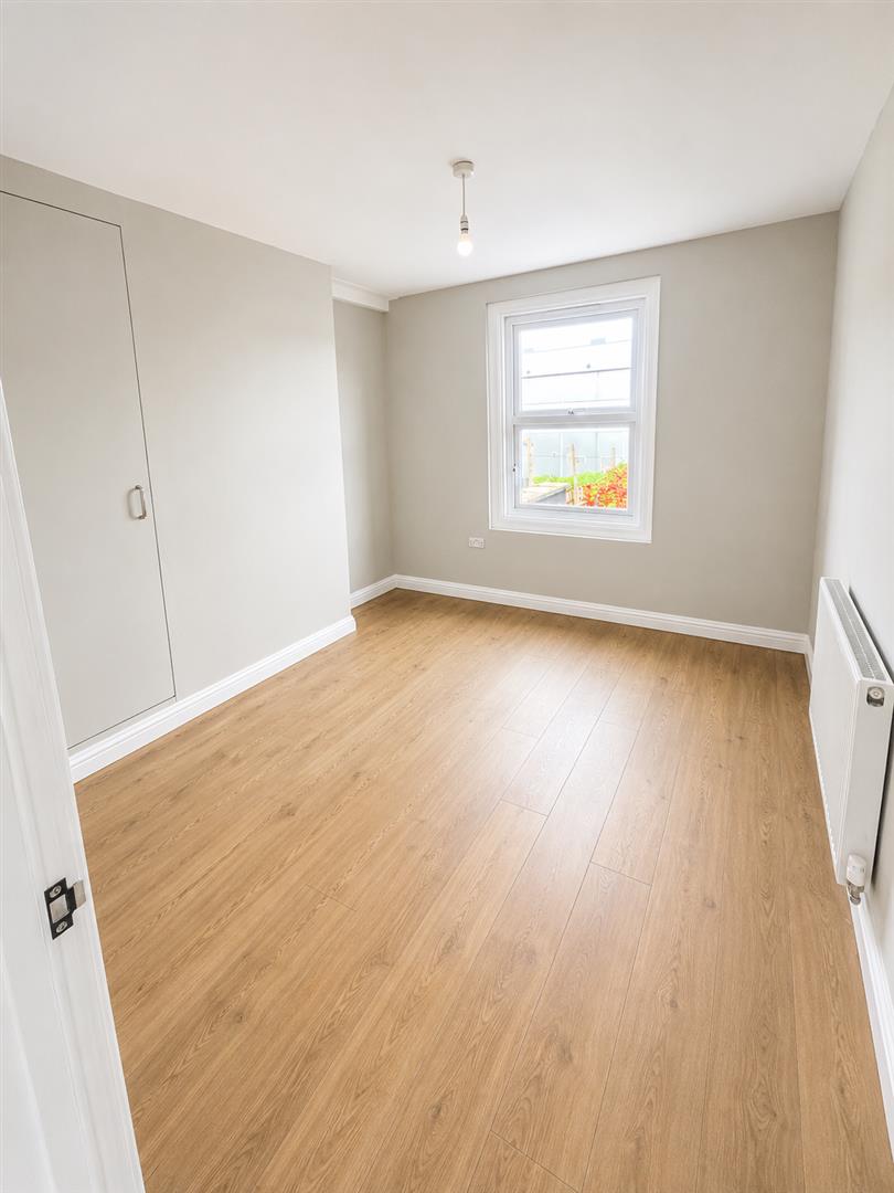 Flat Hermitage Road in Greater London