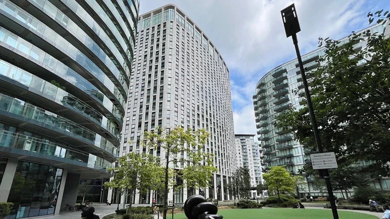 Flat Crossharbour Plaza in Greater London
