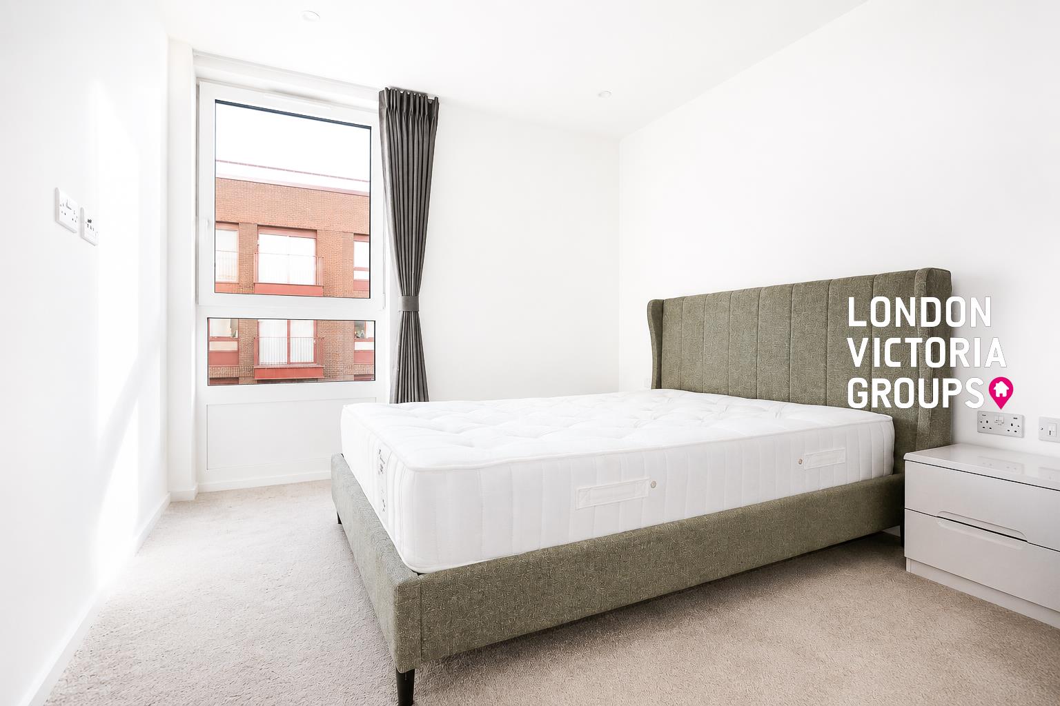 Flat Hawser Lane in Greater London