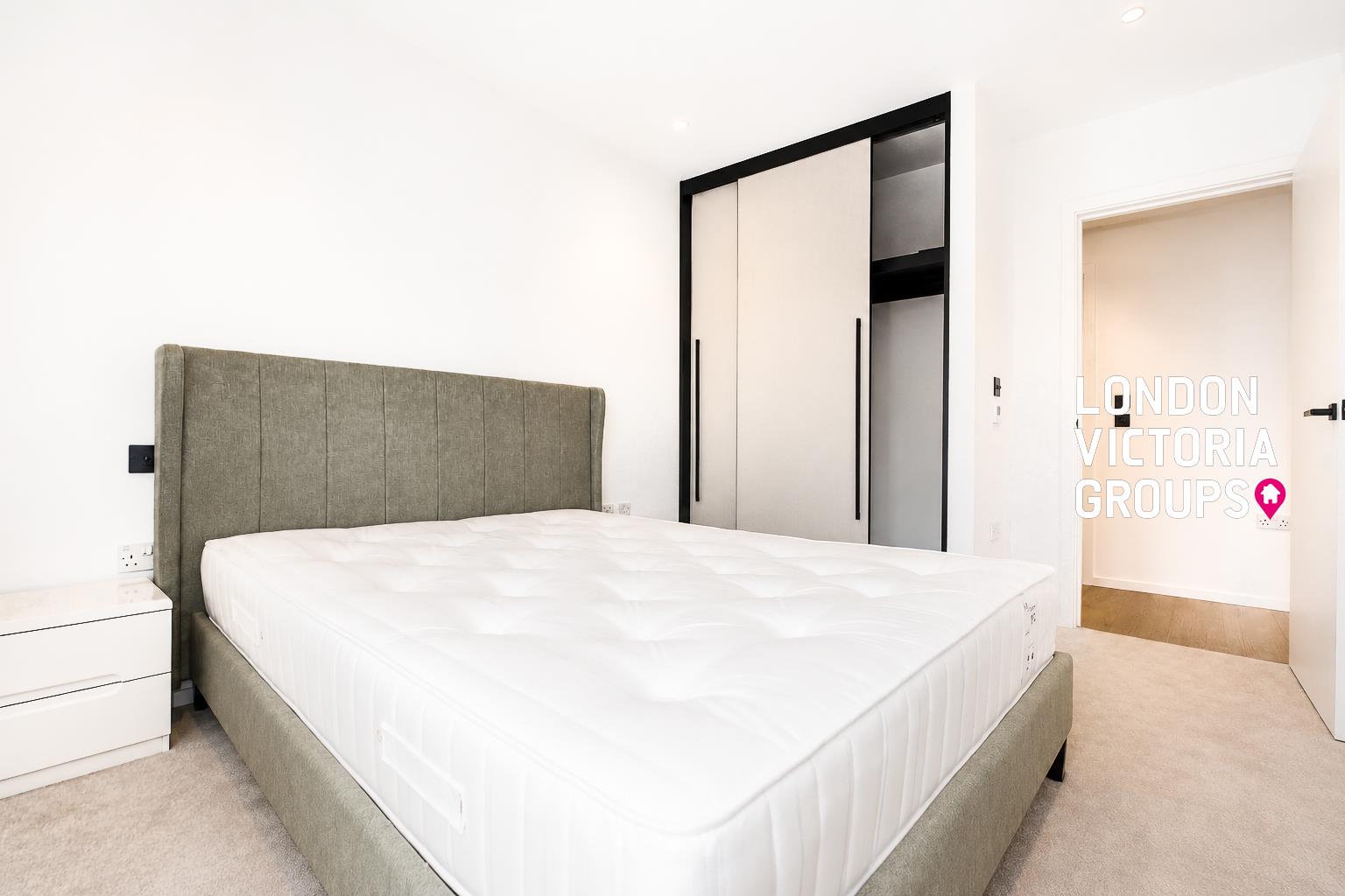 Flat Hawser Lane in Greater London