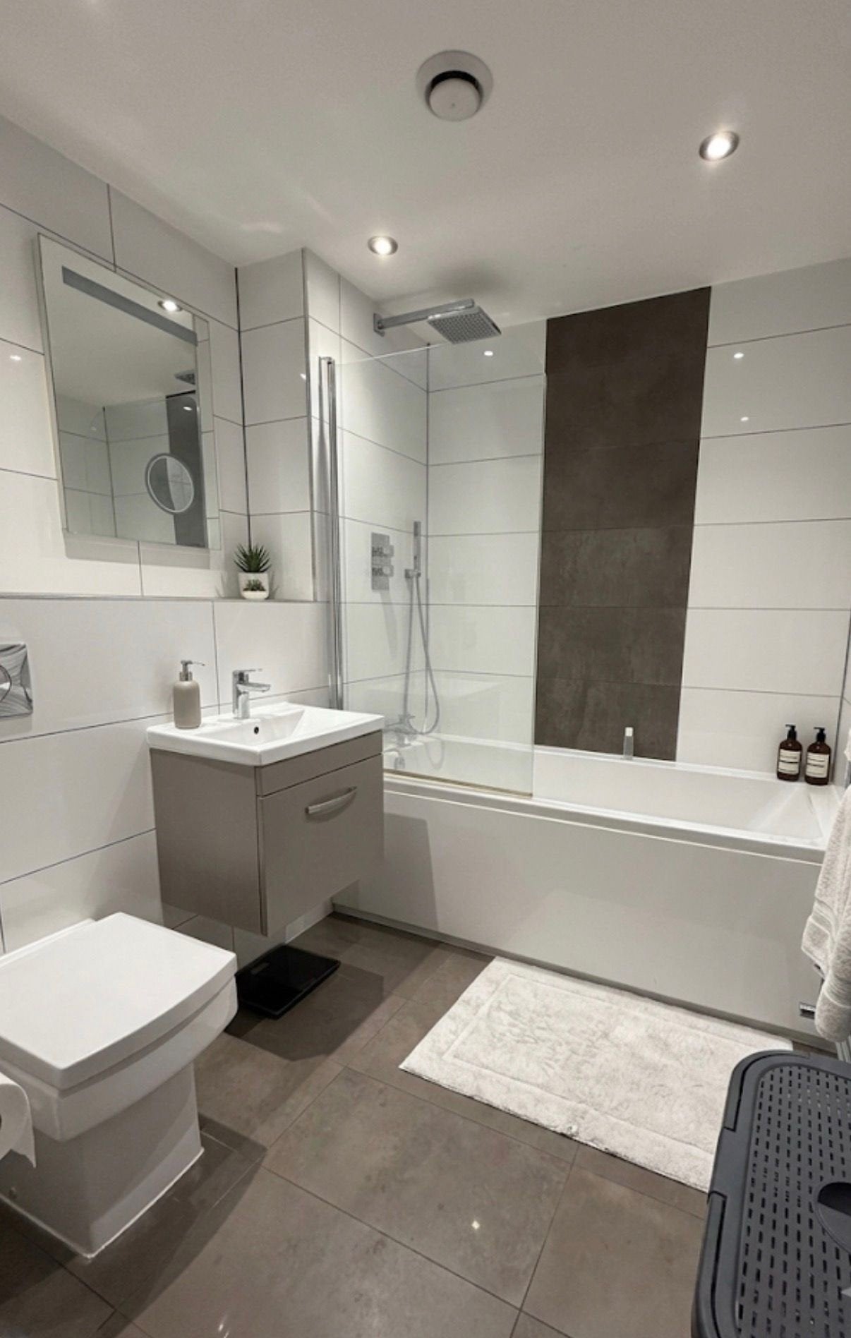 Flat Blossom Close in Greater London