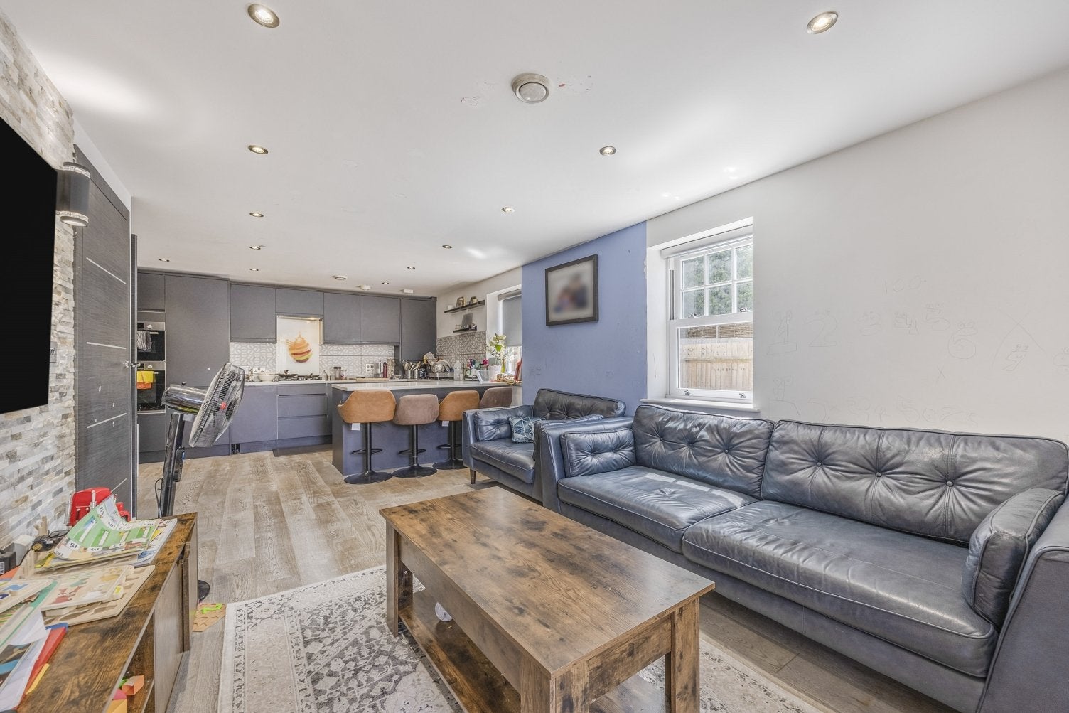Flat Blossom Close in Greater London