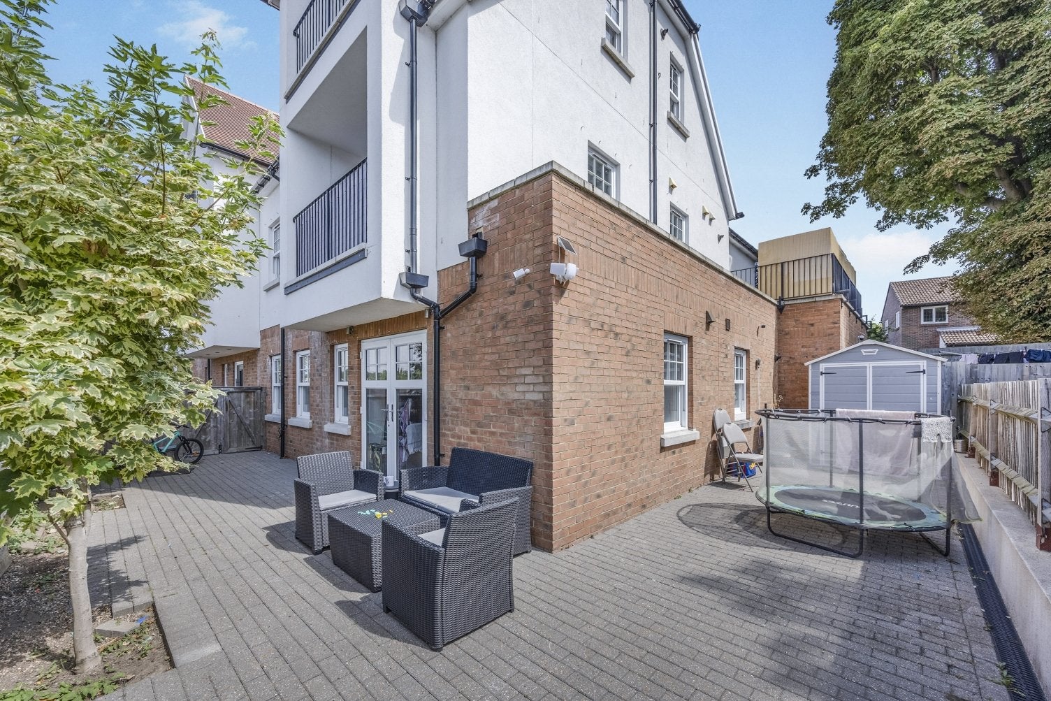 Flat Blossom Close in Greater London