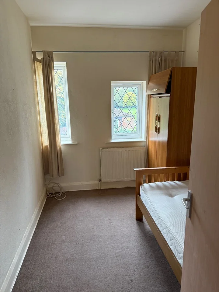 Room Coulsdon Road in Greater London