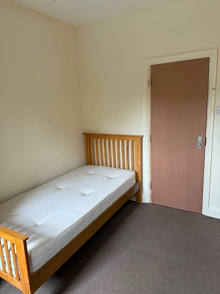 Room Coulsdon Road in Greater London
