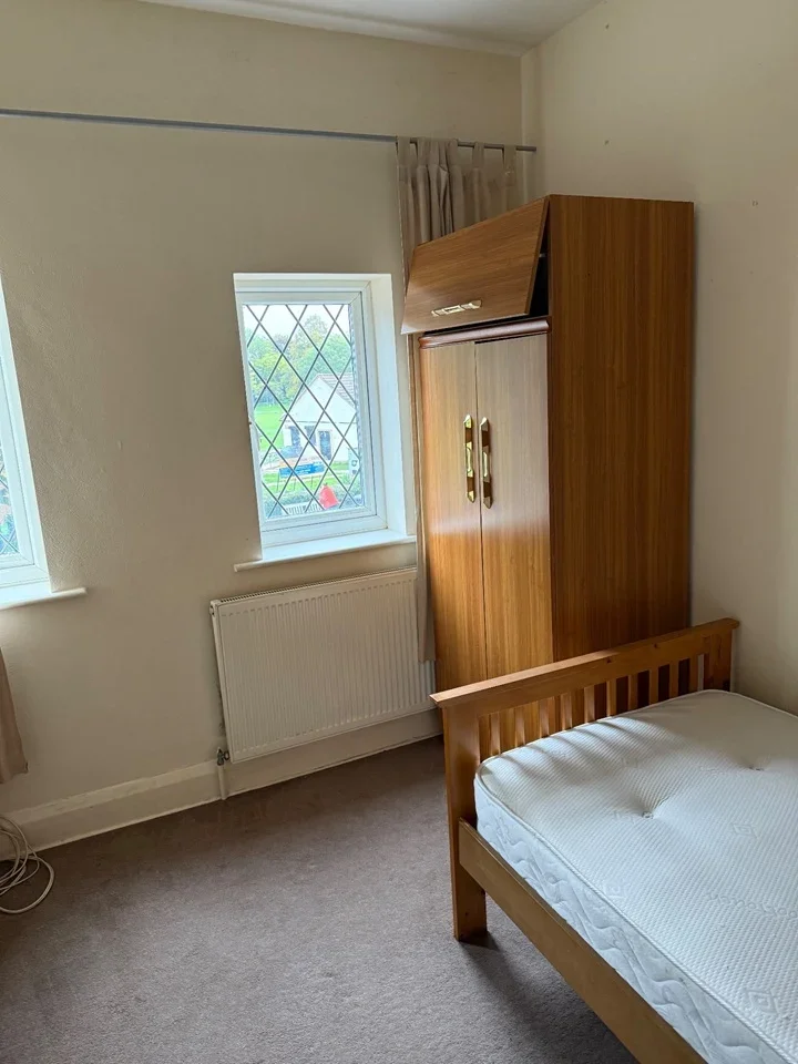 Room Coulsdon Road in Greater London