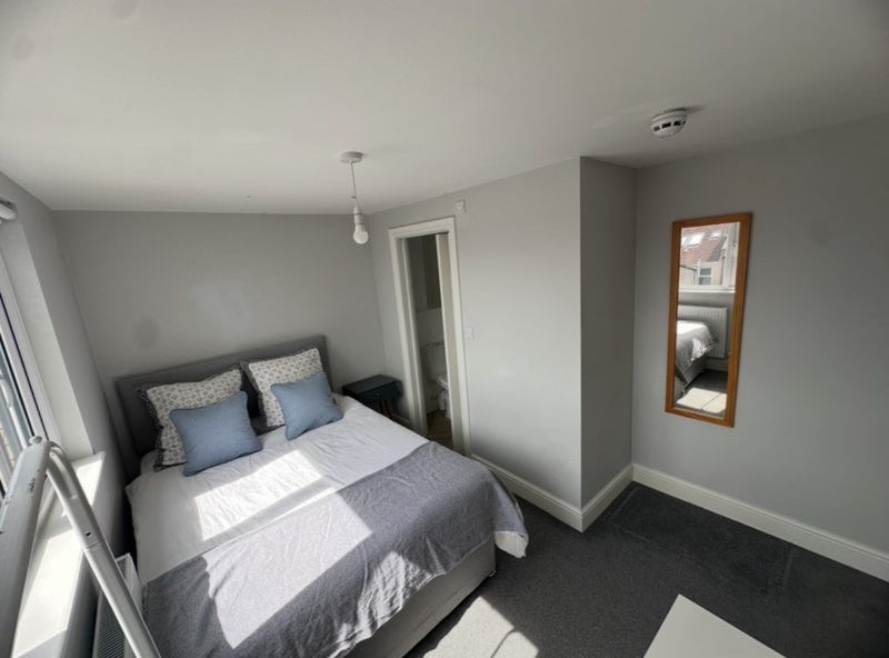 Room Beauley Road in Bristol