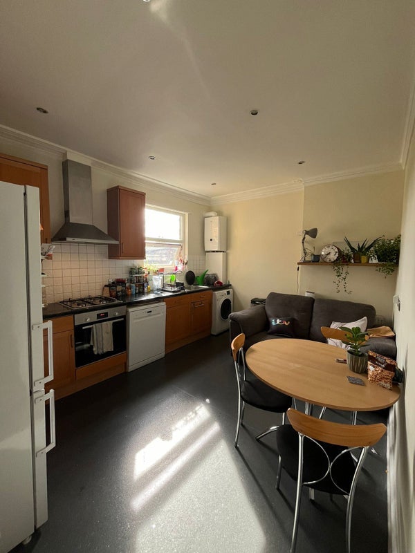 Room Bollo Lane in Greater London