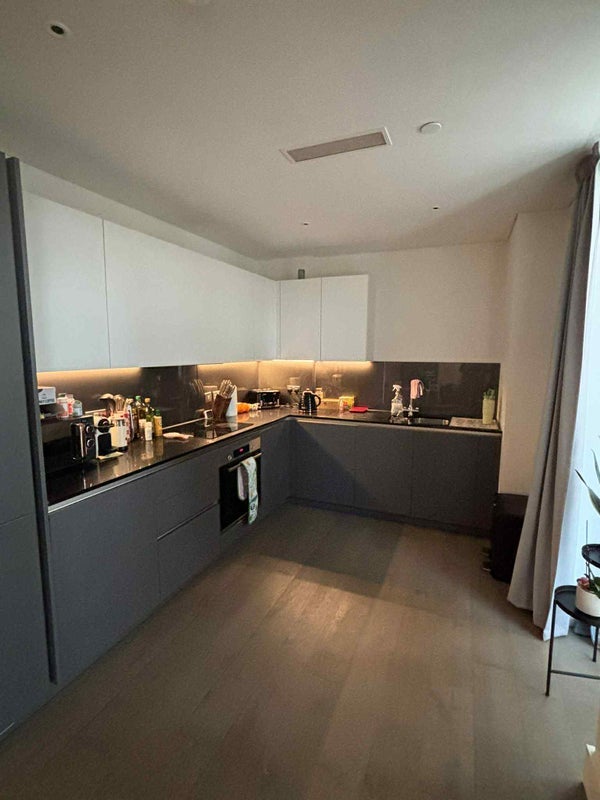 Room Gartons Way in Greater London
