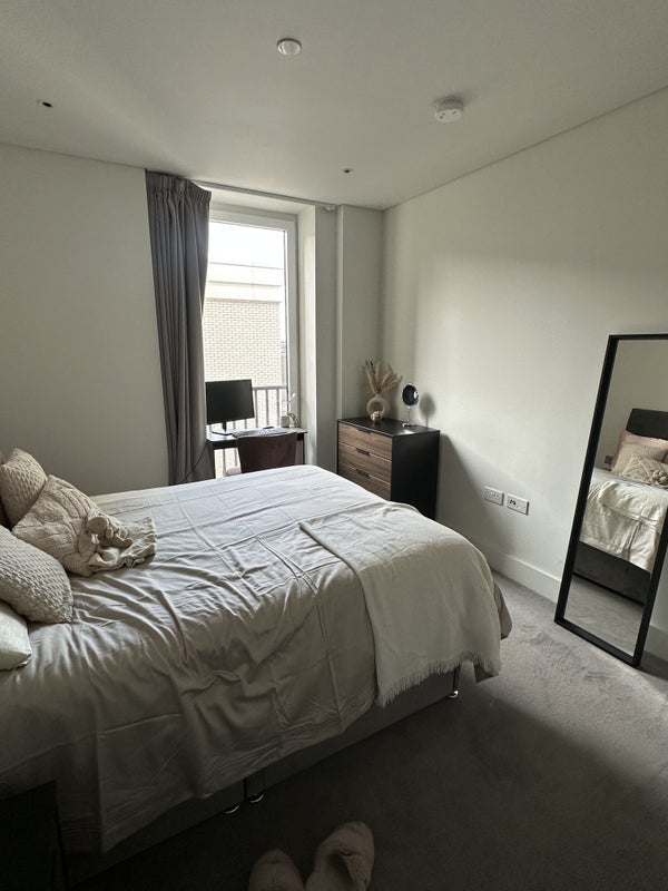Room Gartons Way in Greater London