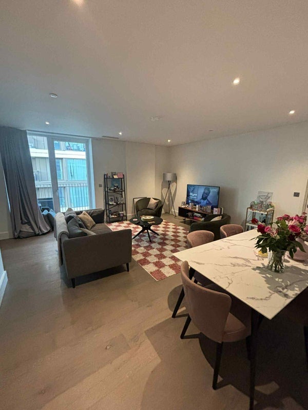 Room Gartons Way in Greater London