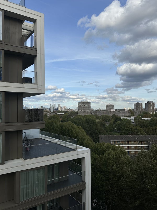 Room Gartons Way in Greater London