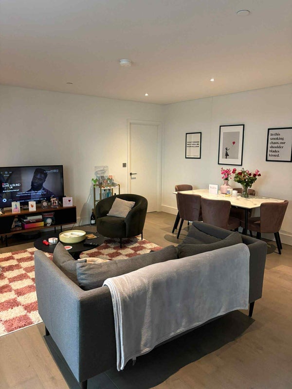 Room Gartons Way in Greater London