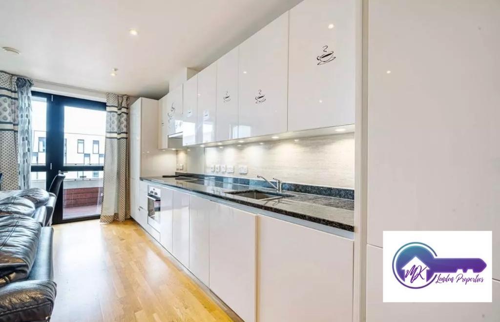 Flat Mirabelle Gardens in Greater London