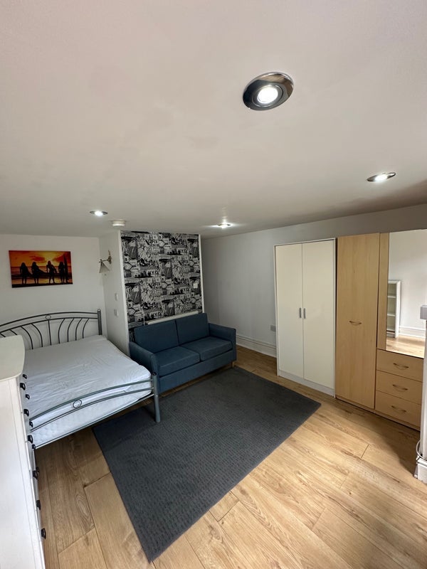 Flat Anderson Avenue in Leeds