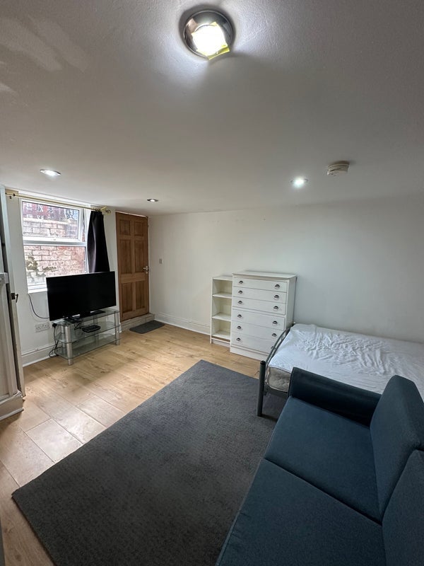 Flat Anderson Avenue in Leeds