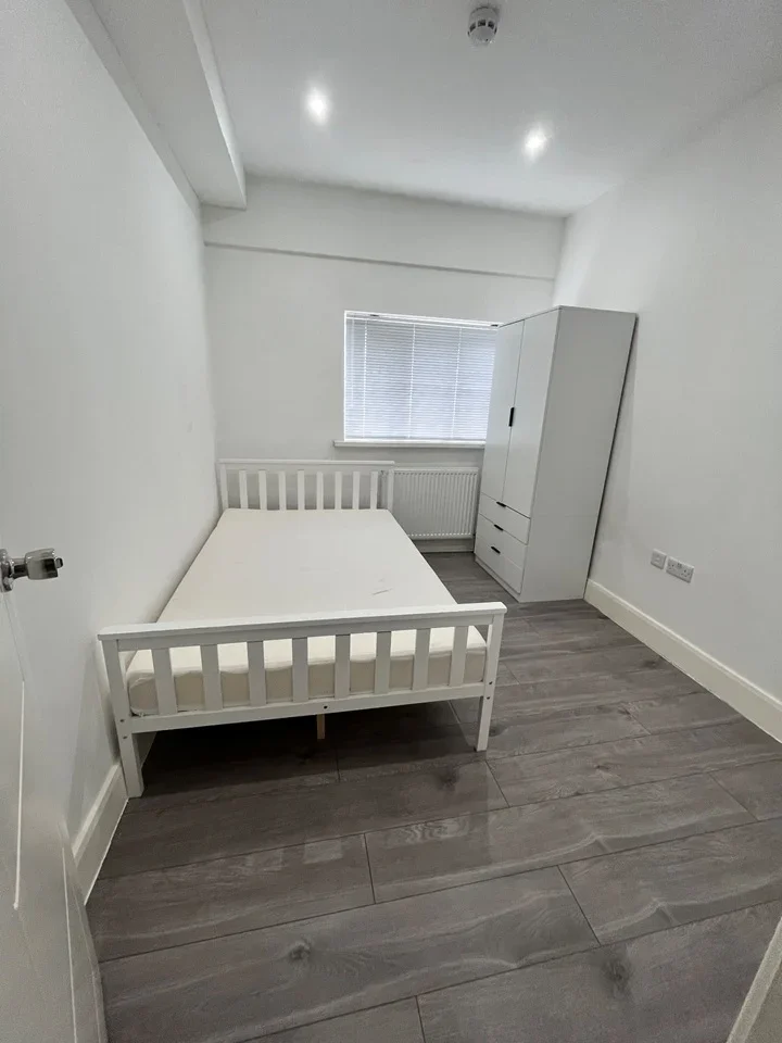 Room Heathcroft Avenue in Borough of Spelthorne
