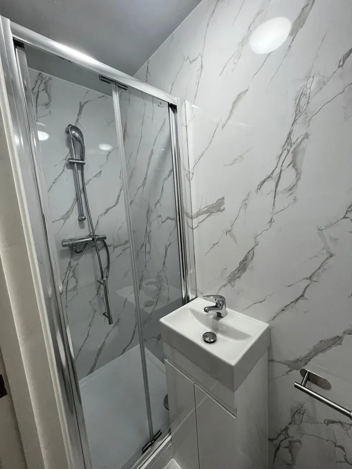 Room Heathcroft Avenue in Borough of Spelthorne