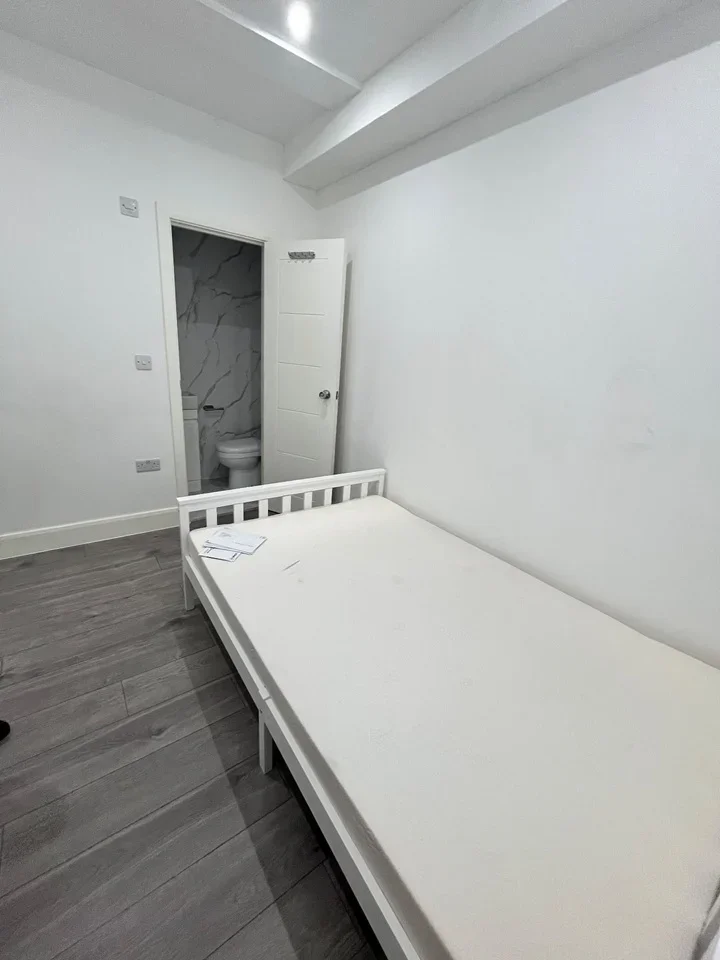 Room Heathcroft Avenue in Borough of Spelthorne