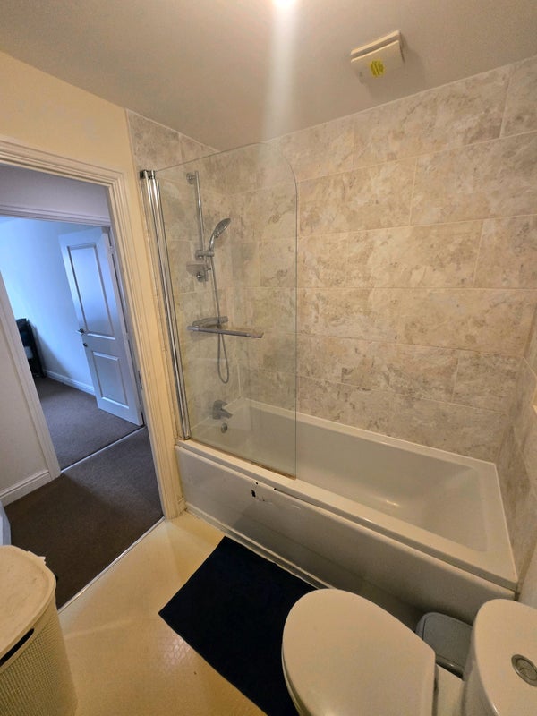 Room Hatton Road in Bristol