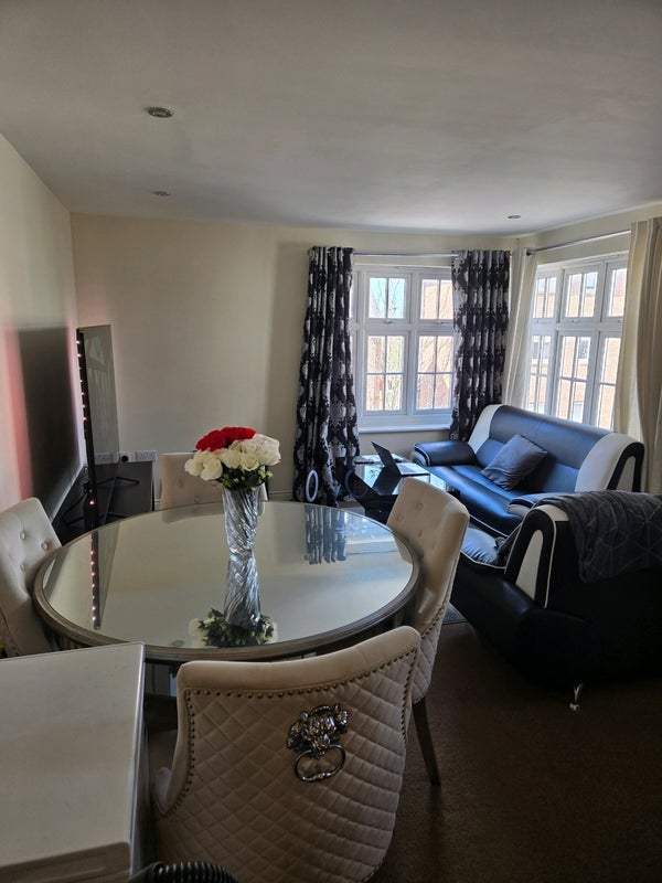 Room Hatton Road in Bristol
