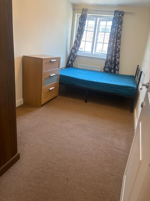 Room Hatton Road in Bristol