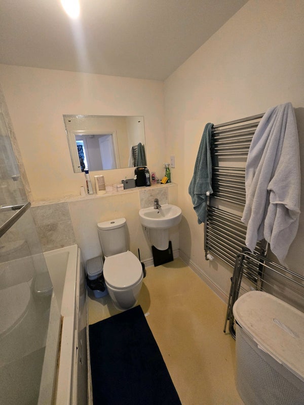 Room Hatton Road in Bristol