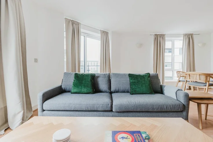 Flat Long Lane in Greater London