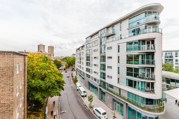 Flat Long Lane in Greater London