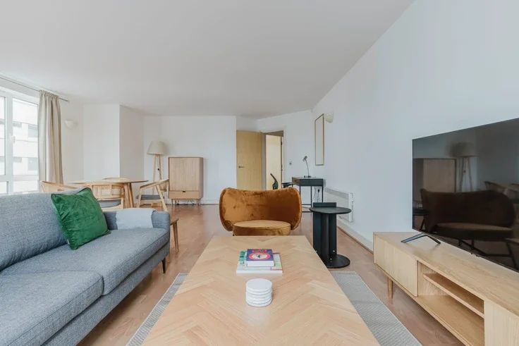 Flat Long Lane in Greater London