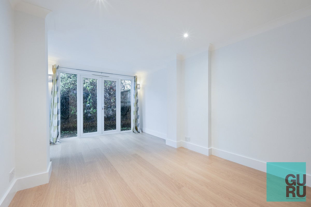 Flat Dundonald Road in Greater London