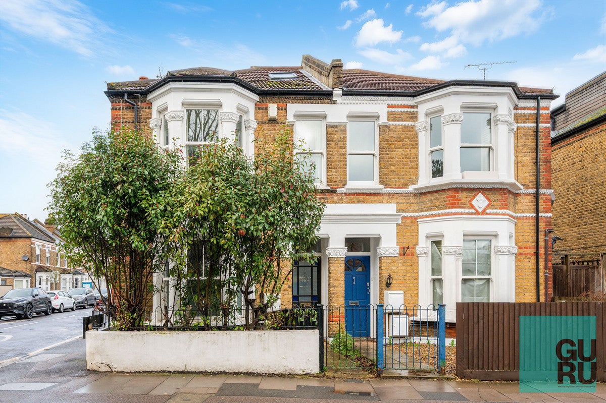 Flat Dundonald Road in Greater London