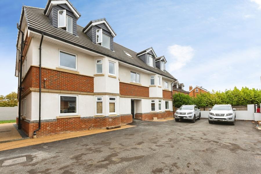 Flat Basingstoke Road in Reading
