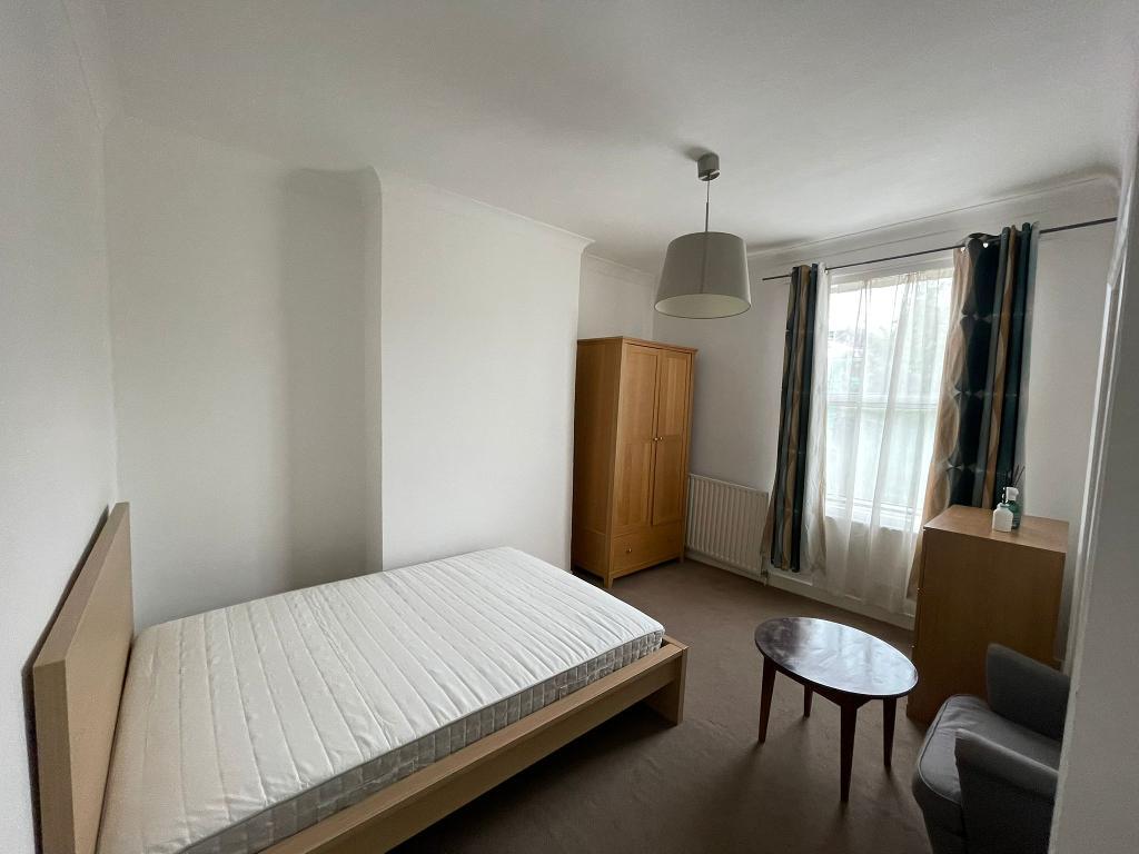 Room Devonport Road in Greater London