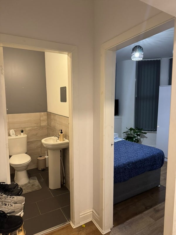 Room Silverdale Avenue in Liverpool