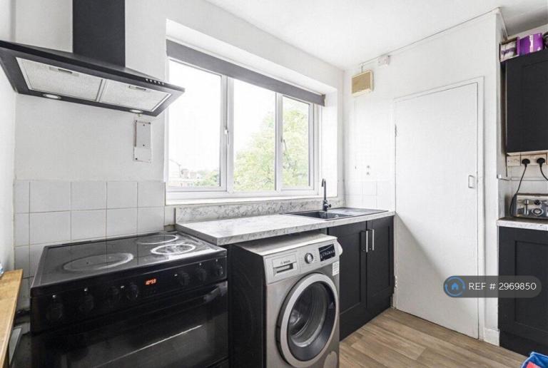 Flat Carslake Road in Greater London