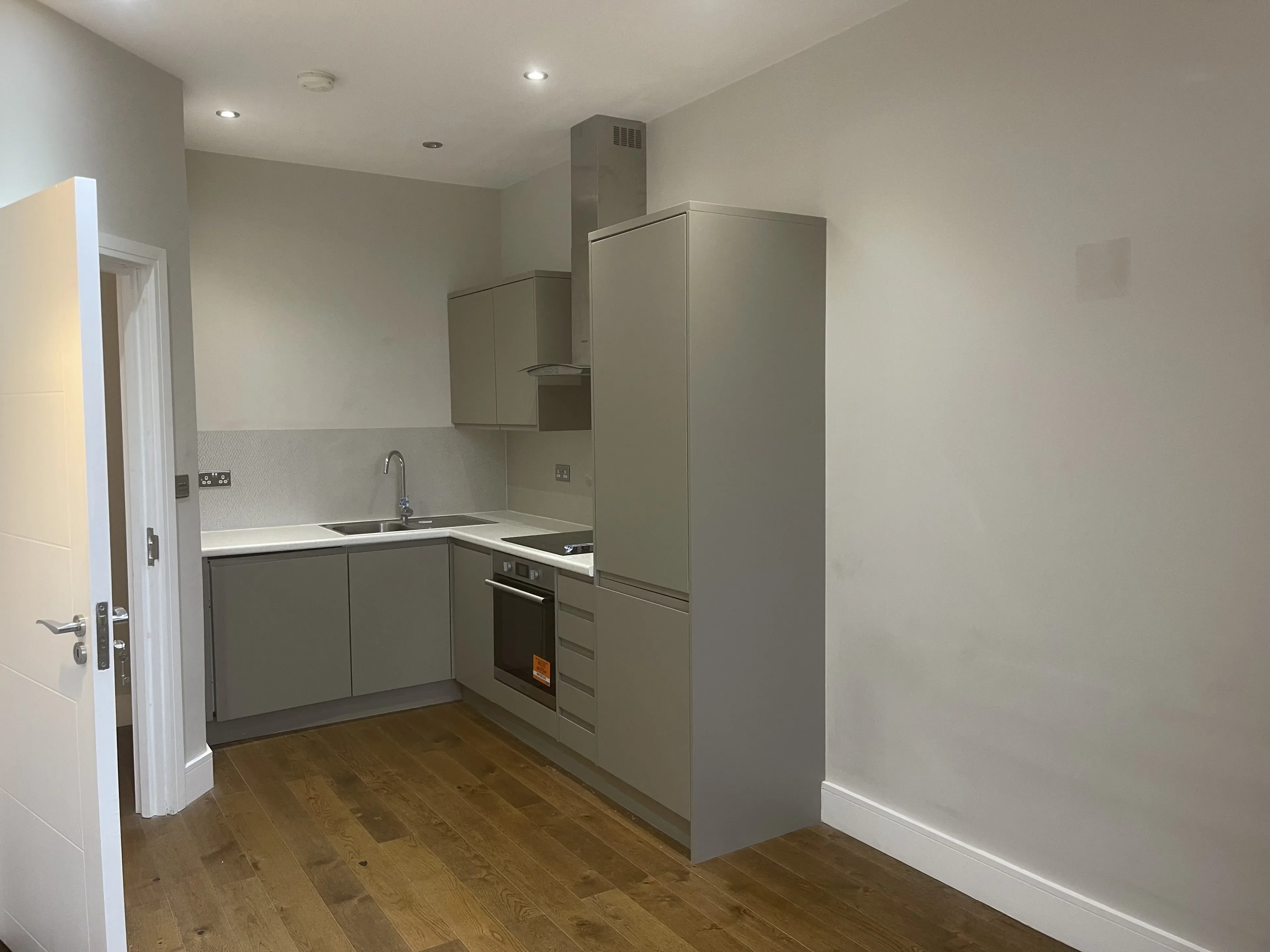 Flat Hazelwick Avenue in Crawley