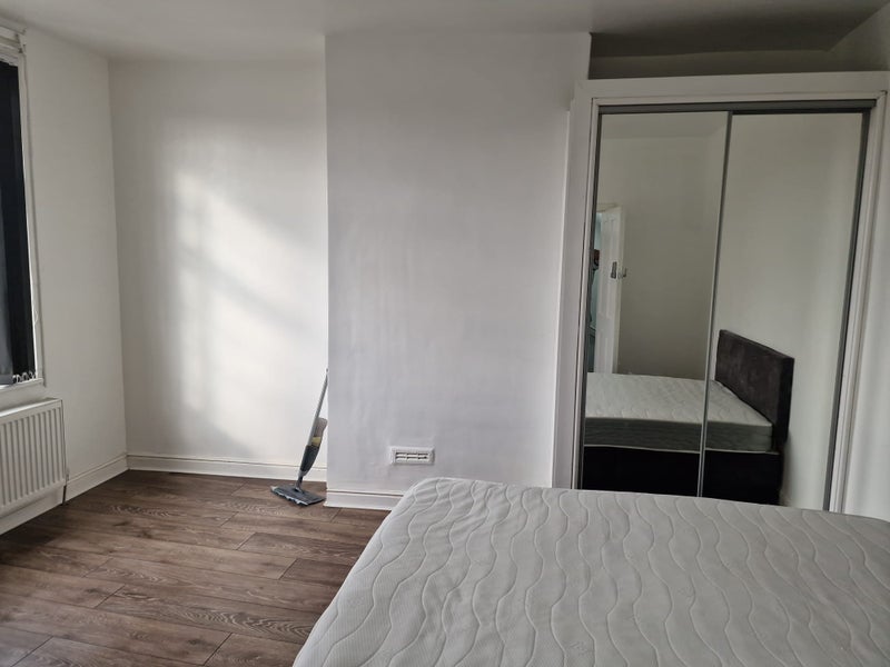 Room Dawlish Crescent in Leeds