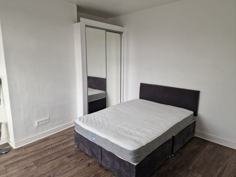 Room Dawlish Crescent in Leeds
