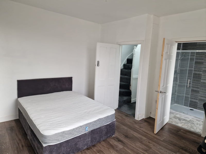 Room Dawlish Crescent in Leeds