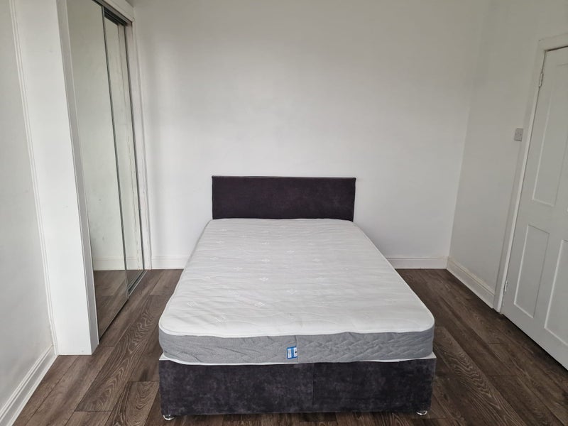 Room Dawlish Crescent in Leeds