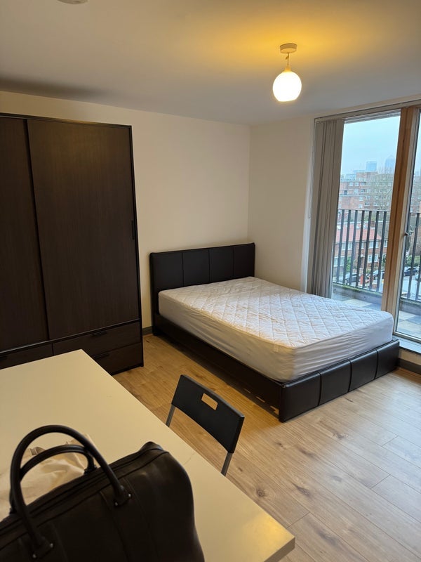 Room Whitechapel Road in Greater London