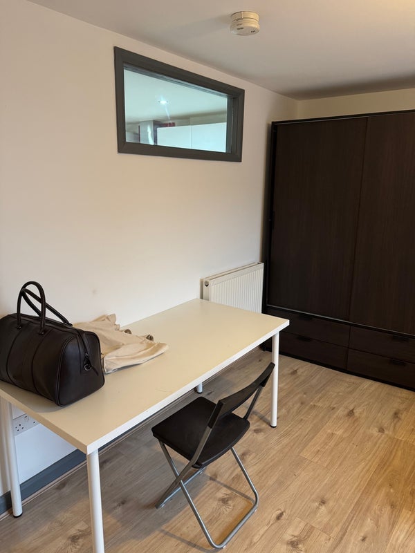 Room Whitechapel Road in Greater London