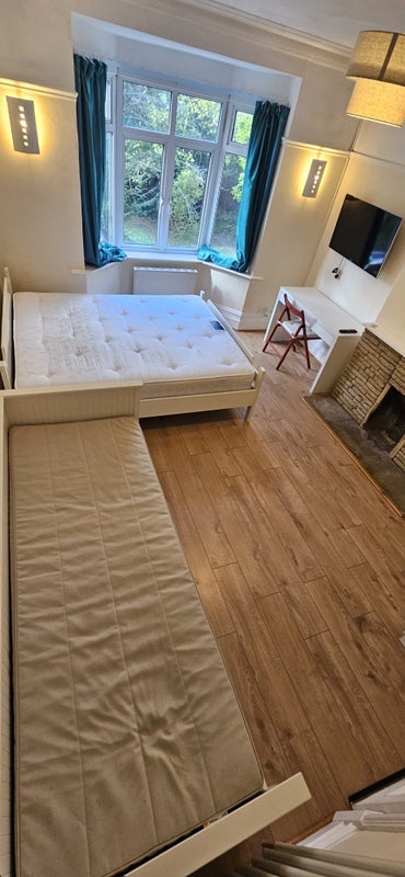 Room Reddown Road in Greater London