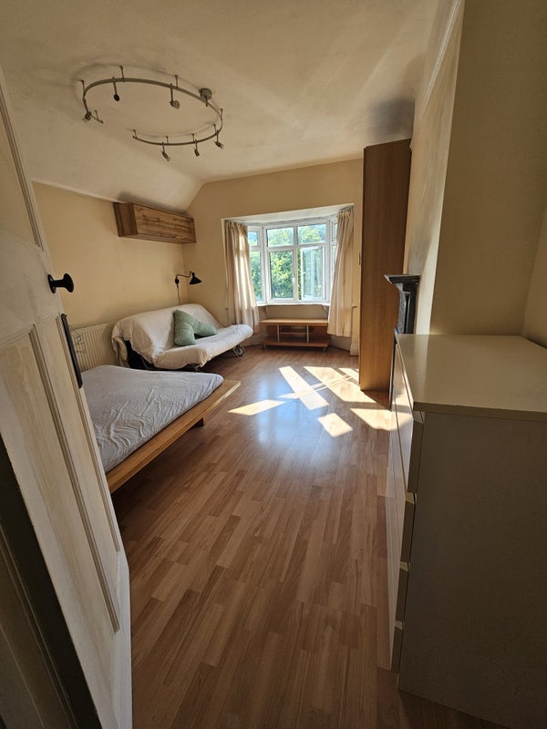 Room Reddown Road in Greater London