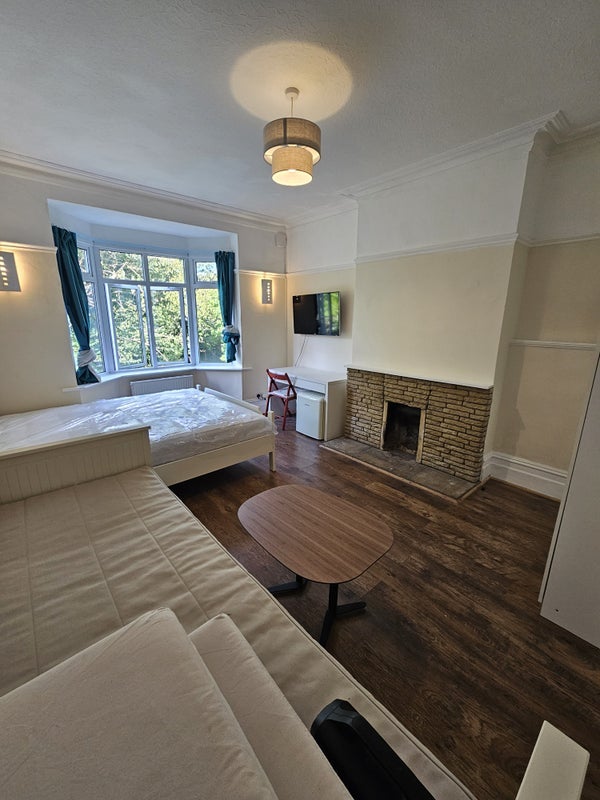 Room Reddown Road in Greater London